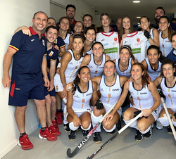 Sus Altezas Reales la Princesa de Asturias y la Infanta Doña Sofía junto al equipo español de hockey sobre hierba femenino 