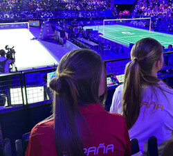 Sus Altezas Reales la Princesa de Asturias y la Infanta Doña Sofía en La Chapelle Arena antes de dar comienzo el partido de bádminton de Carolina Marí