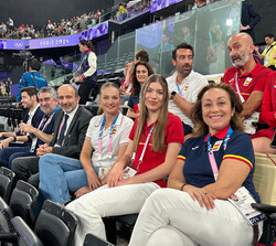 La Princesa y la Infanta acompañadas de las autoridades españolas asistentes en La Chapelli Arena para ver el partido de bádminton de Carolina Marín y