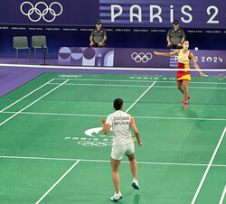 Un momento del partido de bádminton entre Carolina Marín y la suiza Jenjira Stadelmann
