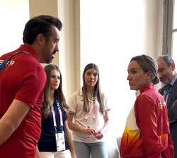 Sus Altezas Reales la Princesa de Asturias y la Infanta Doña Sofía conversan con Lucía Martín-Portugués tras el combate de sable