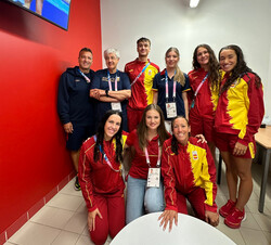Sus Altezas Reales la Princesa dSus Altezas Reales la Princesa de Asturias y la Infanta Doña Sofía con Jessica Vall y miembros del equipo de natacióne