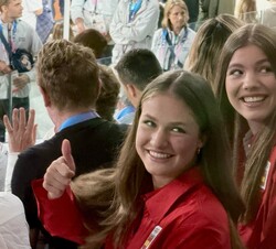 Sus Altezas Reales la Princesa de Asturias y la Infanta Doña Sofía al comienzo del partido de dobles de Rafa Nadal y Carlos Alcaraz