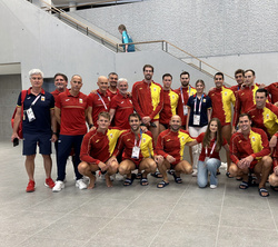 Fotografía de grupo con los miembros de equipo de waterpolo 