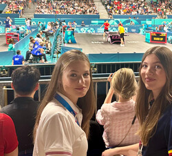 La Princesa Leonor y la Infanta Sofía en un momento del partido de tenis de mesa