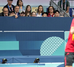 Sus Altezas Reales la Princesa de Asturias y la Infanta Doña Sofía en un momento del partido de tenis de mesa disputado entre el español Álvaro Robles