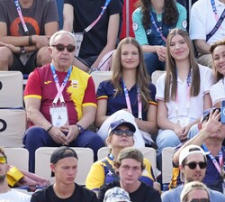 La Princesa y la Infanta acompañadas por la autoridades asistentes al partido de voleibol Playa