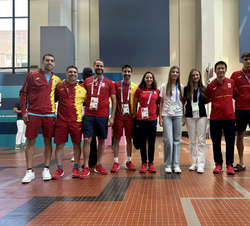 Sus Altezas Reales la Princesa de Asturias y la Infanta Doña Sofía junto a deportistas españoles durante su visita a la Villa Olímpica