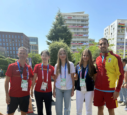 Sus Altezas Reales la Princesa de Asturias y la Infanta Doña Sofía junto a deportistas españoles durante su visita a la Villa Olímpica