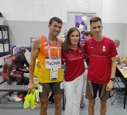 La Reina acompañada de los atletas españoles Adel Mechaal y Mario García