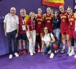 Doña Letizia acompañada por las jugadoras de baloncesto y por las autoridades asistentes al encuentro