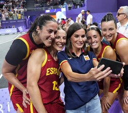 Su Majestad la Reina se hace un selfi con las jugadoras de baloncesto de 3x3 tras el encuentro disputado