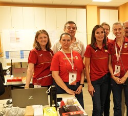 Doña Letizia con organizadores y colaboradores del Comité Olímpico Español durante su visita a la Casa de España