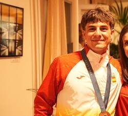 Su Majestad la Reina acompañada del español Pau Echaniz, medalla de bronce en K-1 slalom