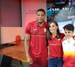 La Reina acompañada de María Pérez, plata en 20km marcha, Álvaro Martín, bronce en 20km marcha y del boxeador Enmanuel Reyes Pla, que se aseguró medal