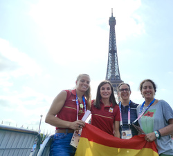 La Reina se fotografía con algunos aficionados españoles que también asistieron a la prueba de los 20 km marcha femenino