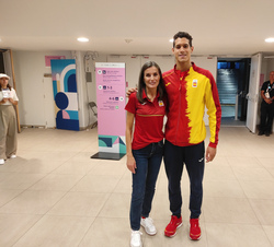 Su Majestad la Reina acompañada del nadador español Hugo González de Oliveira tras la prueba de los 200 metros espalda
