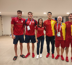La Reina acompañada del equipo de español de natación tras la prueba de los 200 metros espalda