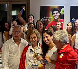 Doña Sofía acompañada por autoridades del COE y de atletas que se encontraban en Casa España durante su visita