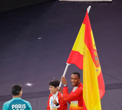 María Pérez y Jordán Díaz, abanderados españoles en un momento de la ceremonia de clausura