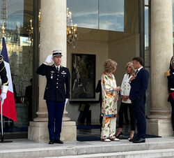 Doña Sofía acompañada por el Presidente de la República Francesa, Emmanuel Macron y su esposa Brigitte, en el Palacio del Elíseo