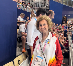 Doña Sofía tras la competición de natación artística en el Centro Acuático 