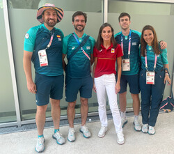 Su Majestad la Reina con personal del Comité Olímpico Español durante su recorrido por la Villa Olímpica 