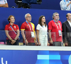 Su Majestad la Reina, acompañada del resto de autoridades, durante la interpretación de los Himnos Nacionales