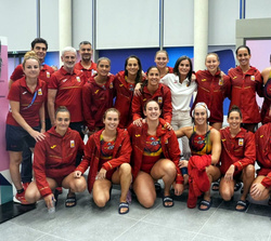 Su Majestad la Reina junto al equipo olímpico de waterpolo femenino