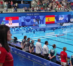 Su Majestad la Reina durante la interpretación de los Himnos Nacionales