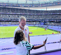 Don Felipe se fotografía con una aficionada al atletismo antes de dar comienzo las pruebas en el Estadio de Francia
