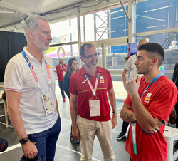 Su Majestad el Rey y el jefe de la Casa de Su Majestad el Rey conversan con Alberto Ginés López tras su clasificación para la final de escalada deport