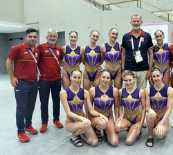 Su Majestad el Rey junto al equipo femenino de natación artística