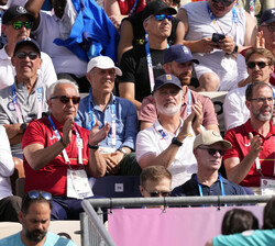 Don Felipe en un momento del partido de voleibol playa en la pista central de Torre Eiffel   