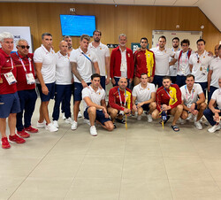 Don Felipe con el equipo olímpico de waterpolo