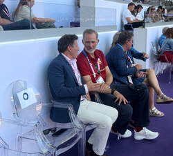 Su Majestad el Rey conversa con el presidente de la Federación Internacional de Atletismo, Sebastian Coe