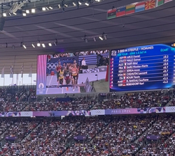 Vista del marcador del Estadio de Francia durante la prueba de atletismo de 3.000 metros obstáculos masculino