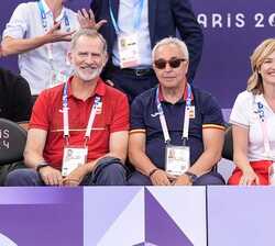 Su Majestad el Rey con la ministra de Educación, Pilar Alegría, y el presidente del COE, Alejandro Blanco, momentos antes de comenzar el encuentro