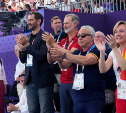 Su Majestad el Rey con la ministra de Educación, Pilar Alegría; el presidente del COE, Alejandro Blanco, y el presidente de FIBA Europa, Jorge Garbajo