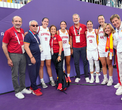 Don Felipe con las autoridades y el Equipo Olímpico Español de baloncesto 3x3 femenino