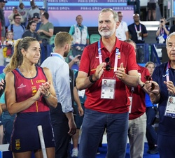 Su Majestad el Rey con el presidente del COE, Alejandro Blanco, aplauden el esfuerzo del equipo de hockey sobre césped femenino