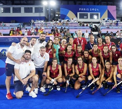 Su Majestad el Rey con el presidente del COE, Alejandro Blanco, y el equipo de hockey sobre césped femenino