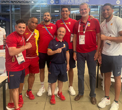 Su Majestad el Rey con deportistas del Equipo Olímpico Español durante su recorrido por la Villa Olímpica 