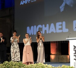 El actor y productor de cine Michael Douglas, dirige unas palabras de agradecimiento tras recibir el premio Master of Cinema 2024