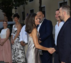 Jaume Ripoll, director del “Atlántida Mallorca Film Festival”, saluda a Su Majestad la Reina  