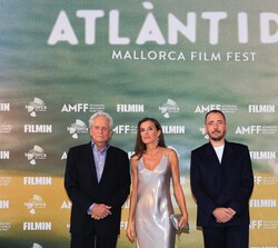 Doña Letizia acompañada por el actor y productor de cine Michael Douglas y por el director del “Atlántida Mallorca Film”, Jaume Ripoll