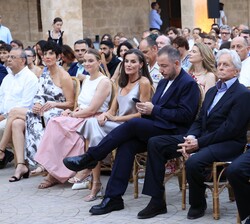 La Reina acompañada por las autoridades asistentes al acto