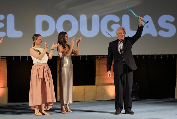Doña Letizia y la presidenta de las Illes Balears aplauden a Michael Douglas tras recibir el premio Master of Cinema 2024