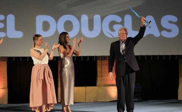 Doña Letizia y la presidenta de las Illes Balears aplauden a Michael Douglas tras recibir el premio Master of Cinema 2024