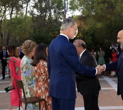 Su Majestad el Rey recibe el saludo del alcalde de Palma, Jaime Martínez